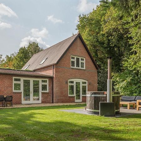 Beautiful English Villa With Hottub Zuidwolde  Екстериор снимка