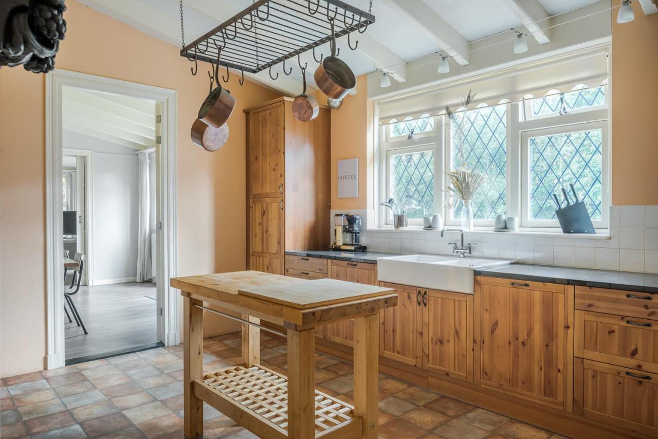 Beautiful English Villa With Hottub Zuidwolde  Екстериор снимка
